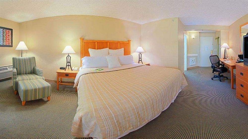 Отель Wyndham Garden New Orleans Airport Метейри Экстерьер фото